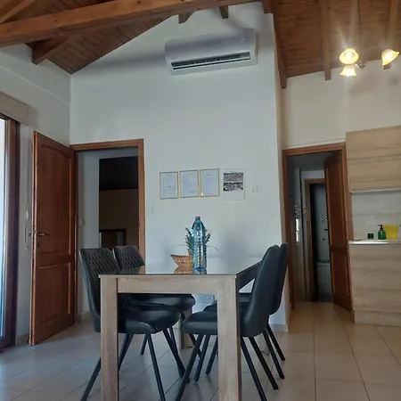 1 Case de vacanță Tris Elies