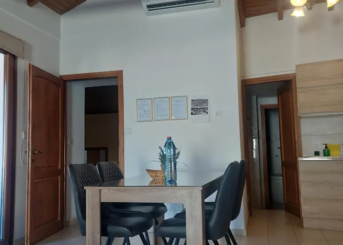 1 Case de vacanță Tris Elies